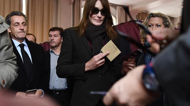 Nicolas Sarkozy et Carla Bruni ont voté pour le second tour de l'élection présidentielle dans le XVIe à Paris.
