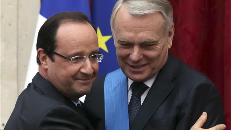 La cote de popularité de François Hollande est en baisse d'un point en décembre à 40% d'opinions positives, tandis que celle du Premier ministre, Jean-Marc Ayrault, baisse de trois points à 37%, selon le baromètre LH2 pour Le Nouvel Observateur. /Photo pr