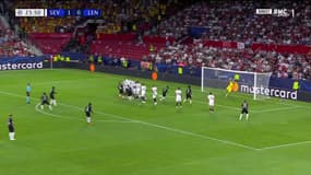 Le coup franc d'Angelo Fulgini lors de Séville-Lens, le 20 septembre 2023