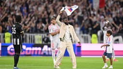 Samuel Umtiti a donné le coup d'envoi d'OL-Angers, le 19 septembre 2025.