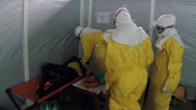 Une équipe de Médecins sans frontières apportant des soins à un malade atteint du virus Ebola en Guinée
