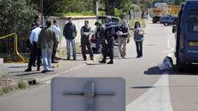 Des enquêteurs le 23 avril 2008 à l'entrée d'une concession automobile de Porto-Vecchio, où a été assasiné Richard Casanova
