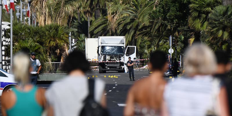 Le camion utilisé lors de l'attentat du 14 juillet 2016, ici pris en photo le 15 juillet 2016 sur la promenade des Anglais, à Nice.