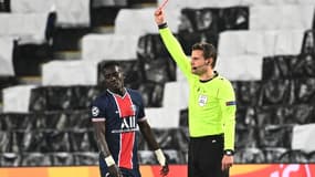 Idrissa Gueye a reçu un carton rouge en fin de match contre City.