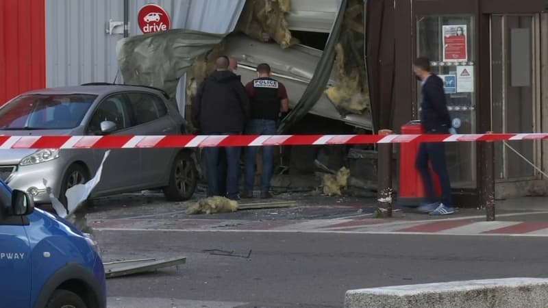 Une partie de la façade du supermarché a été soufflé.