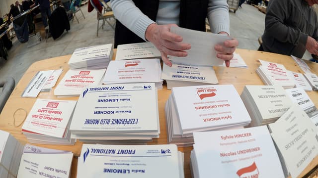 L'UMP et le centre pourrait remporter 1353 cantons sur 2054.