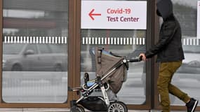 Un panneau indique la direction d'un centre de test Covid-19 à l'aéroport de Tegel, le 14 octobre 2020 à Berlin