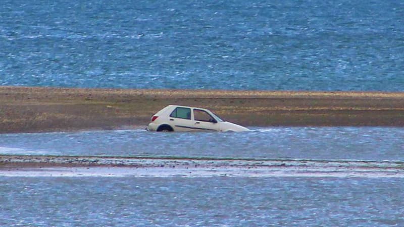Cette Ford Fiesta a fini ensablée après un rodéo sur la plage de son conducteur.