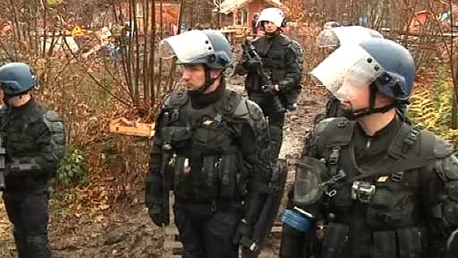 Les forces de l'ordre présentes sur le site, vendredi 23 novembre