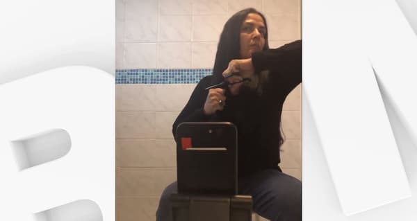 The Iranian Narges Jalali cutting her hair from Sweden, where she is a refugee.