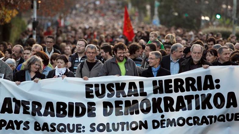 Environ 2.600 personnes selon la police, 4.000 selon les organisateurs, ont manifesté samedi à Bayonne pour réclamer la "résolution intégrale du conflit basque" après l'annonce le 20 octobre par l'organisation séparatiste ETA de la fin de la lutte armée.