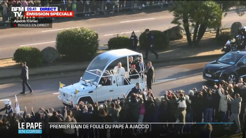 Corse: le pape François effectue un bain de foule dans les rues d'Ajaccio