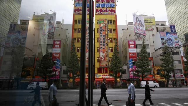 Dans les rues de Tokyo. François Hollande entame jeudi un voyage de trois jours au Japon, troisième économie mondiale en passe de retrouver la croissance sous l'impulsion du gouvernement de Shinzo Abe, dont la France aimerait profiter pour se relancer ell