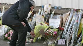 Devant l'école juive Ozar Hatorah à Toulouse, mardi. Nicolas Sarkozy a appelé mercredi à l'unité nationale, au moment où le principal suspect des sept meurtres de Toulouse et Montauban est assiégé par la police, appelant les Français à ne céder "ni à l'am