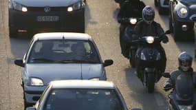 Des automobilistes sont bloqués dans un embouteillage sur le périphérique parisien, le 12 décembre 2013. (image d'illustration)