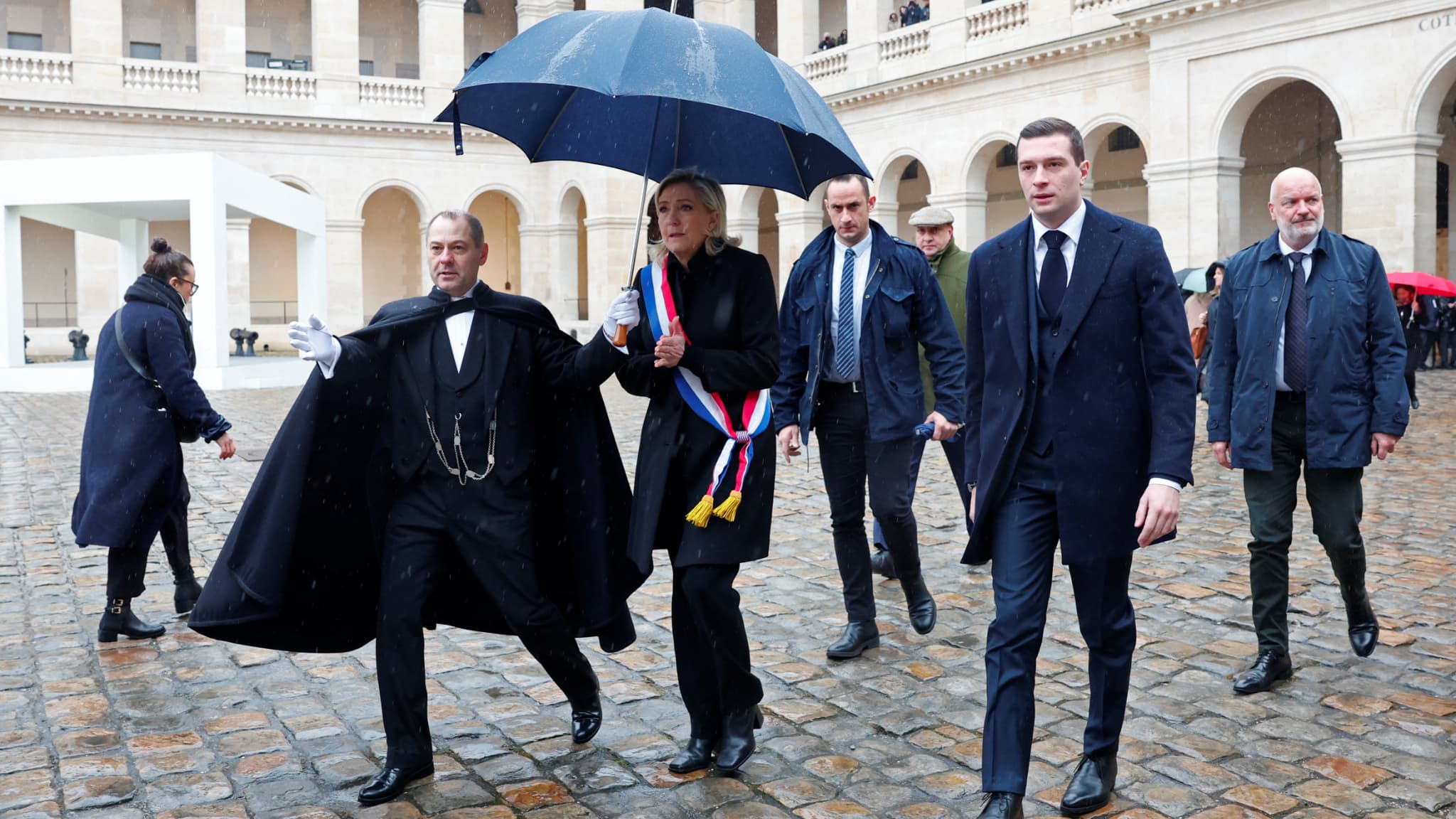 Marine Le Pen et Jordan Bardella aux Invalides. Marine Le Pen et Jordan Bardella aux Invalides.