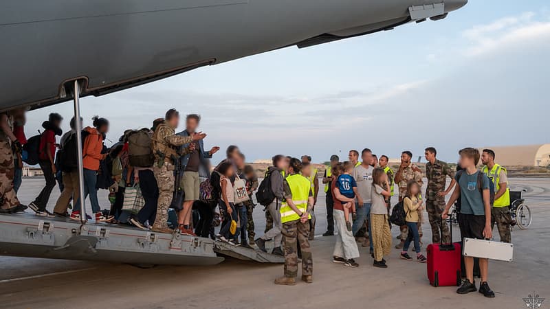 Les passagers d'un avion de l'Armée française évacuant des ressortissants étrangers depuis Khartoum, la capitale soudanaise, sur la base militaire de Djibouti, le 23 avril.