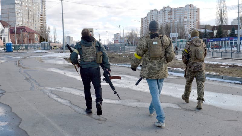 Des membres des forces de Défense territoriale à Kharkiv, à l'est de l'Ukraine, le 27 février 2022
