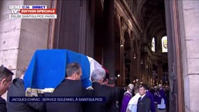 Le cercueil de Jacques Chirac entre en l'église Saint-Sulpice sous les applaudissements