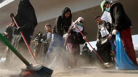 Des femmes nettoient le sol de la place Tahrir du Caire, occupée pendant 18 jours par les manifestants qui ont eu raison du président égyptien Hosni Moubarak. Mais beaucoup n'entendent pas quitter ce lieu symbolique de la révolte avant d'avoir obtenu des