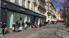 Des files d'attente gigantesques devant les magasins à Paris avant le confinement