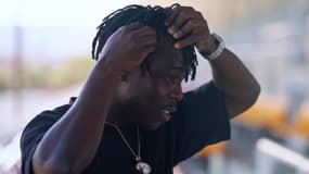 Alidu Seidu montre sa cicatrice à la tête.