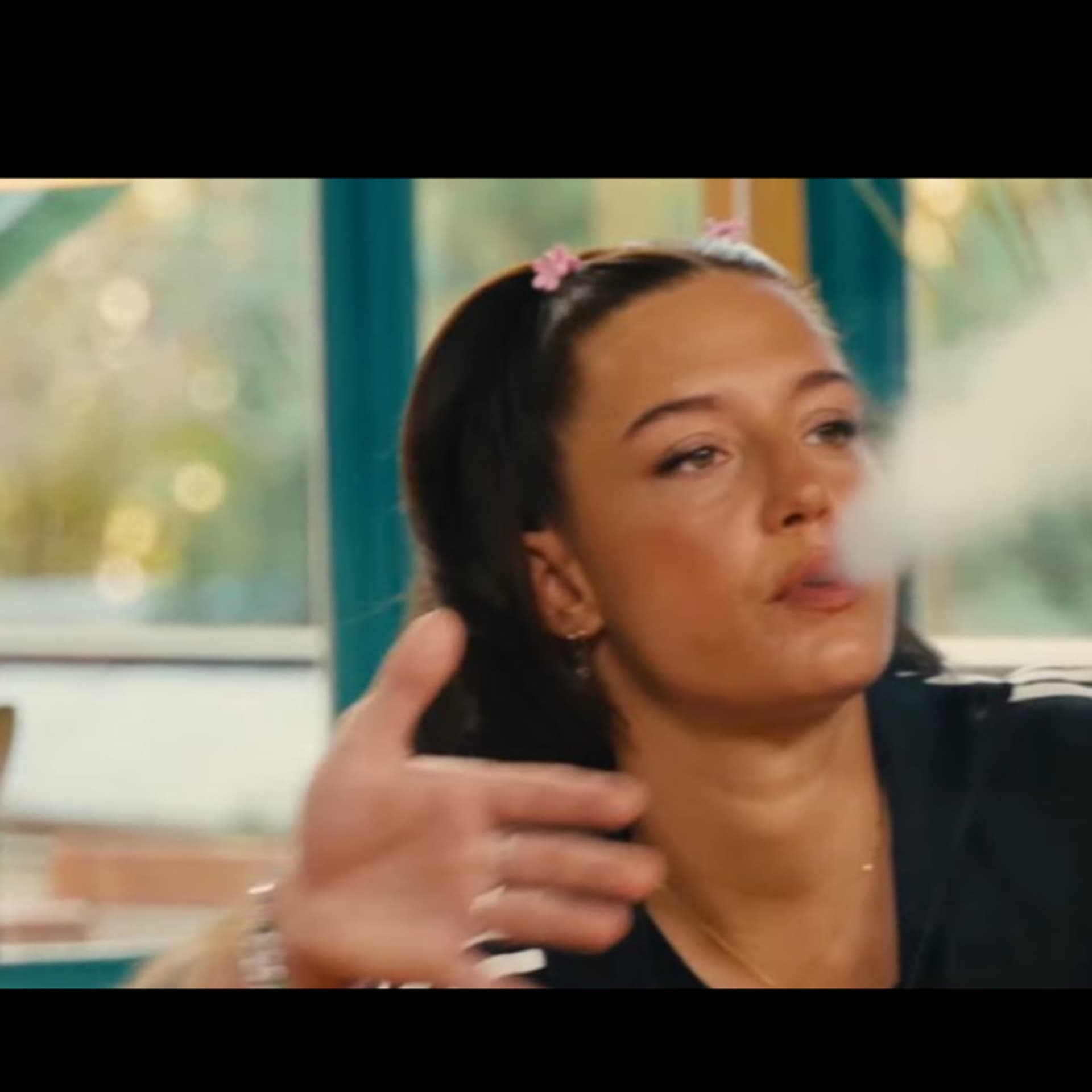 Alain Chabat et Adèle Exarchopoulos fumant une puff chez Squeezie: pourquoi  Youtube ne supprimera pas la vidéo