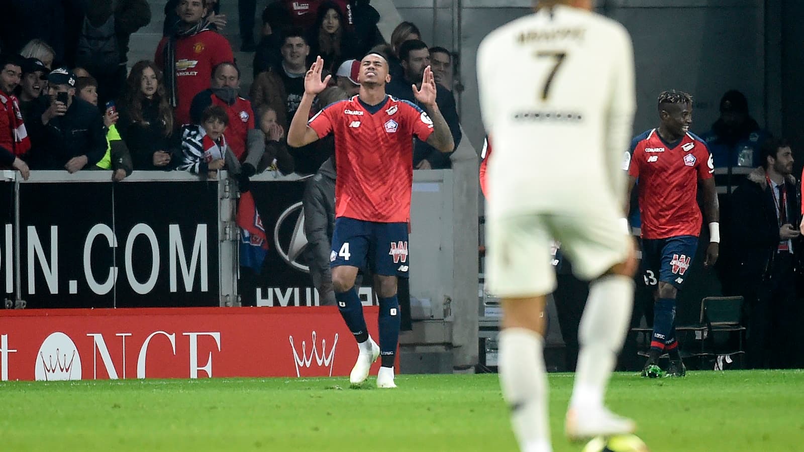Un "supporter" de Manchester United à Lille, pour le match contre le PSG Un "supporter" de Manchester United à Lille, pour le match contre le PSG