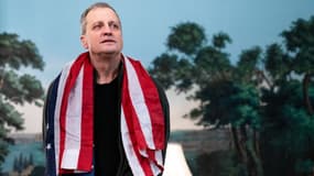 L'ancien détenu Marc Fogel, drapeau américain autour du cou, est accueilli à la Maison Blanche après sa libération de Russie, à Washington, le 11 février 2025. 
