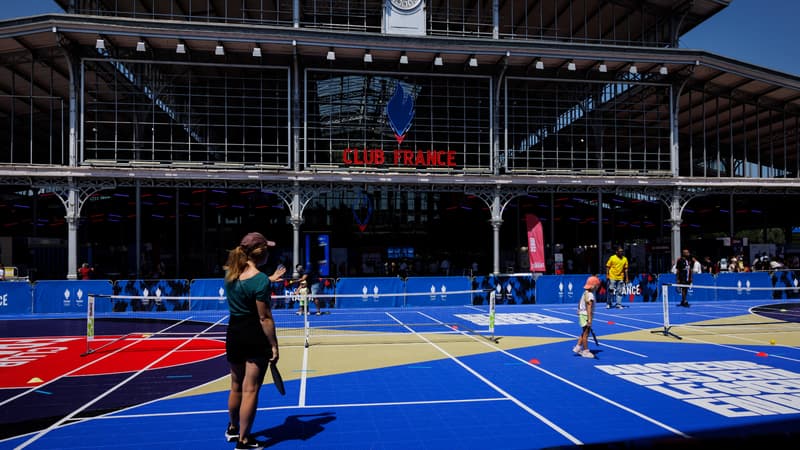 Des amateurs s'essayent au tennis au Club France de La Villette lors des JO de Paris 2024, le 29 juillet 2024