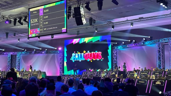 Les streamers s'affrontent en équipes sur le jeu Fall Guys lors de la TwitchCon Paris