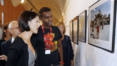 La ministre de la culture, Fleur Pellerin (g), et le photographe de l'AFP Mohamed Abdiwahab, le 4 septembre 2015 à Perpignan