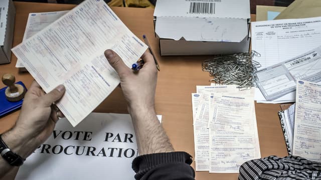 Des employés vérifient les demandes de procuration qu'ils recoivent, le 11 avril 2012, dans un commissariat de police de Lyon. (Photo d'illustration)