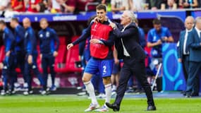 Benjamin Pavard et Didier Deschamps le 1er juillet 2024, à l'Euro