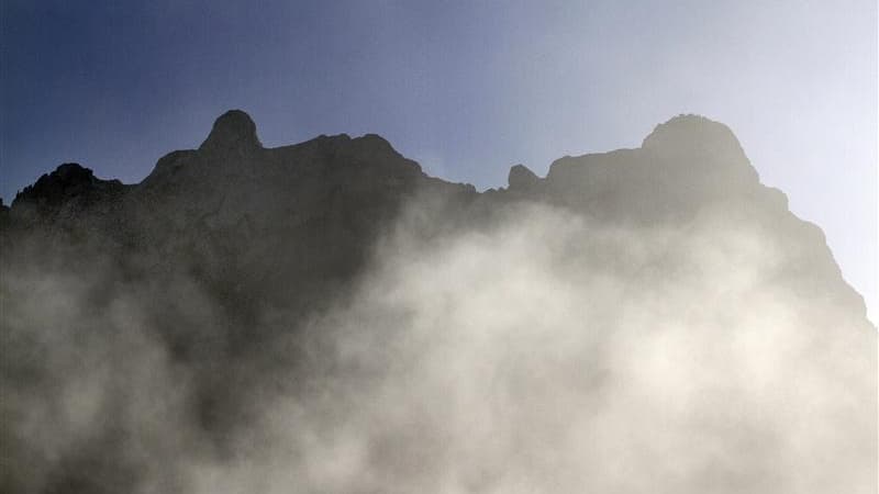Les autorités n'ont pas constaté d'afflux massif de population jeudi à Bugarach, petit village du sud de la France censé être préservé de la fin du monde vendredi, même si deux "rave parties" ont été interdites. /Photo prise le 20 décembre 2012/REUTERS/Je