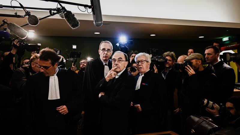 Le cardinal Philippe Barbarin flanqué de ses avocats, le 7 janvier 2019 à Lyon, lors de son procès.