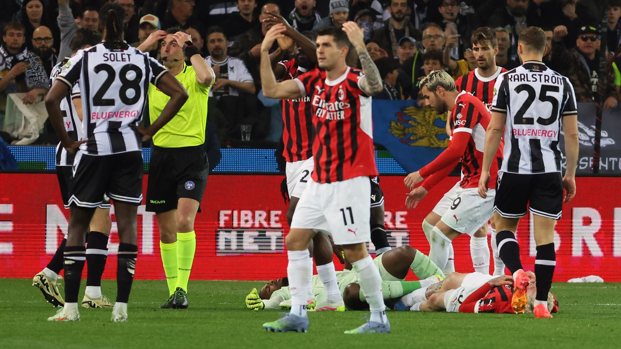 Mike Maignan au sol après un choc avec un coéquipier lors d'Udinese-Milan AC, le 11 avril 2025.