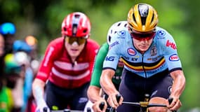 Remco Evenepoel a connu des problèmes avec son vélo durant la course en ligne des Championnats du monde au Rwanda, le 28 septembre 2025.