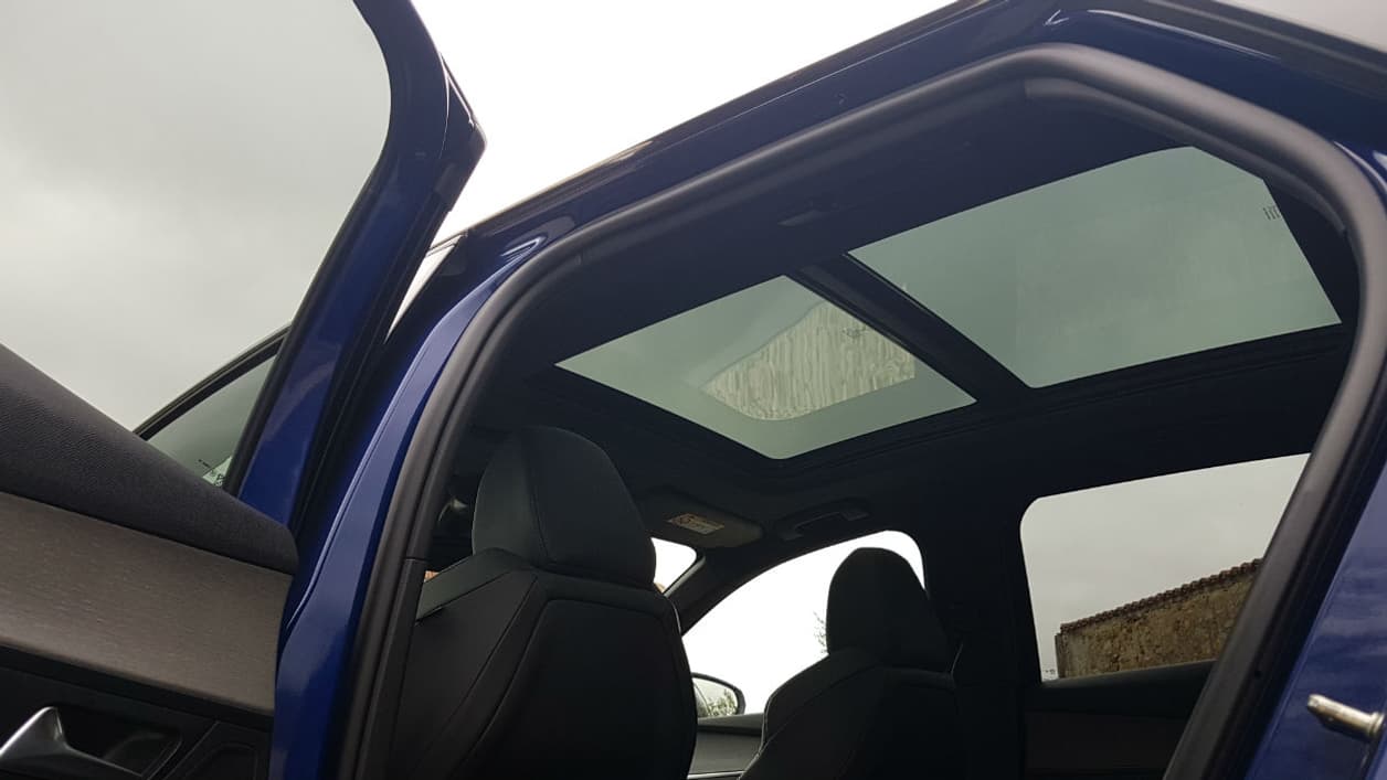 Le toit panoramique renforce la luminosité et la sensation d'espace à bord. Pour le conducteur, bien installé dans son i-cockpit (voir "LE truc en plus"), ce n'est pas du luxe car on peut tout de même sentir un peu étouffé par cette concentration d'équipements autour du poste de pilotage. Le toit panoramique renforce la luminosité et la sensation d'espace à bord. Pour le conducteur, bien installé dans son i-cockpit (voir "LE truc en plus"), ce n'est pas du luxe car on peut tout de même sentir un peu étouffé par cette concentration d'équipements autour du poste de pilotage.