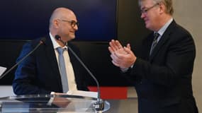 Laurent Pietraszewski (à gauche) salué par Jean-Paul Delevoye lors de la passation de pouvoirs. 