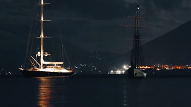 Le superyacht de luxe Bayesian au large de Porticello, Palerme, de nuit, le 18 août 2024. 