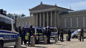Des policiers sécurisent la zone autour de la place Koenigsplatz après une fusillade près du bâtiment du Centre de documentation sur l'histoire du nazisme à Munich, dans le sud de l'Allemagne, le 5 septembre 2024.