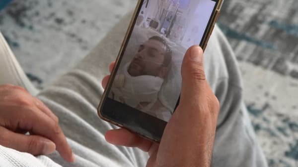 Yuksel Yakut, conducteur du véhicule percutée par Pierre Palmade en février 2023, montre une photo de lui dans son lit d'hôpital.