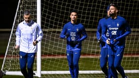 Warren Zaïre-Emery lors de son premier entraînement avec l'équipe de France A à Clairefontaine aux côtés d'Olivier Giroud, le 13 novembre 2023
