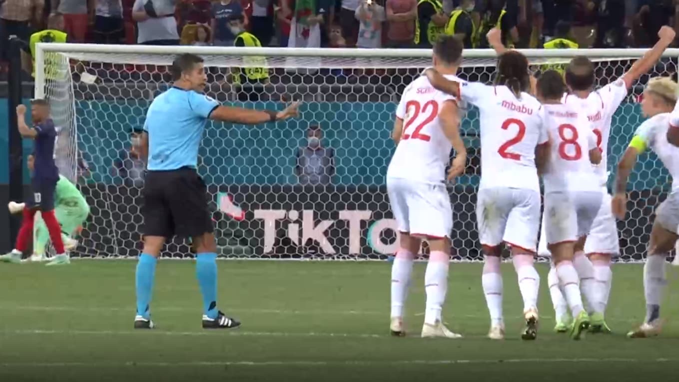 L'arbitre-assistant indique aux joueurs suisses que l'arrêt de Yann Sommer fait l'objet d'une vérification L'arbitre-assistant indique aux joueurs suisses que l'arrêt de Yann Sommer fait l'objet d'une vérification