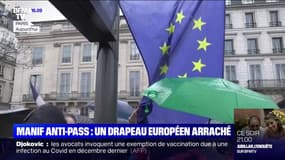 Manifestations anti-pass: un drapeau européen démonté par les manifestants à Paris