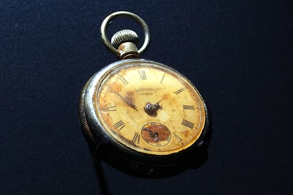 Une montre de poche ayant appartenu à un steward du Titanic vendue aux enchères à Londres, le 3 avril 2012