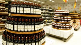 Des bouteilles de vin dans un rayon du supermarché Carrefour, le 27 août 2002 à Sénart. (Illustration)