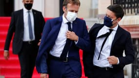 Le président Emmanuel Macron et le maire de Marseille Benoît Payan, le 2 septembre 2021, lors d'une visite de trois jours du chef de l'Etat à Marseille 
