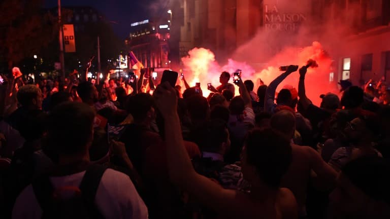 Des supporters célèbrent la victoire de la france (ILLUSTRATION)